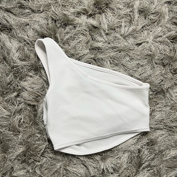 PRETTY LITTLE THING Petite White Ruched Side One Shoulder Crop Top - Picture 3 of 4